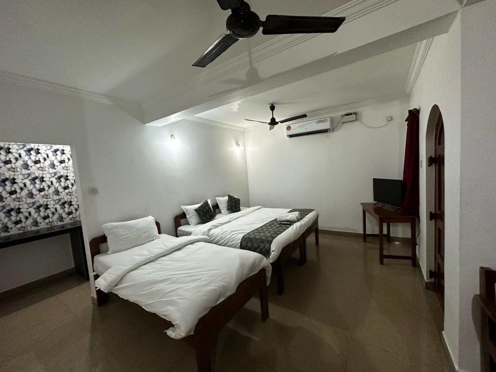 Baga Seafinity Hotel Exterior photo