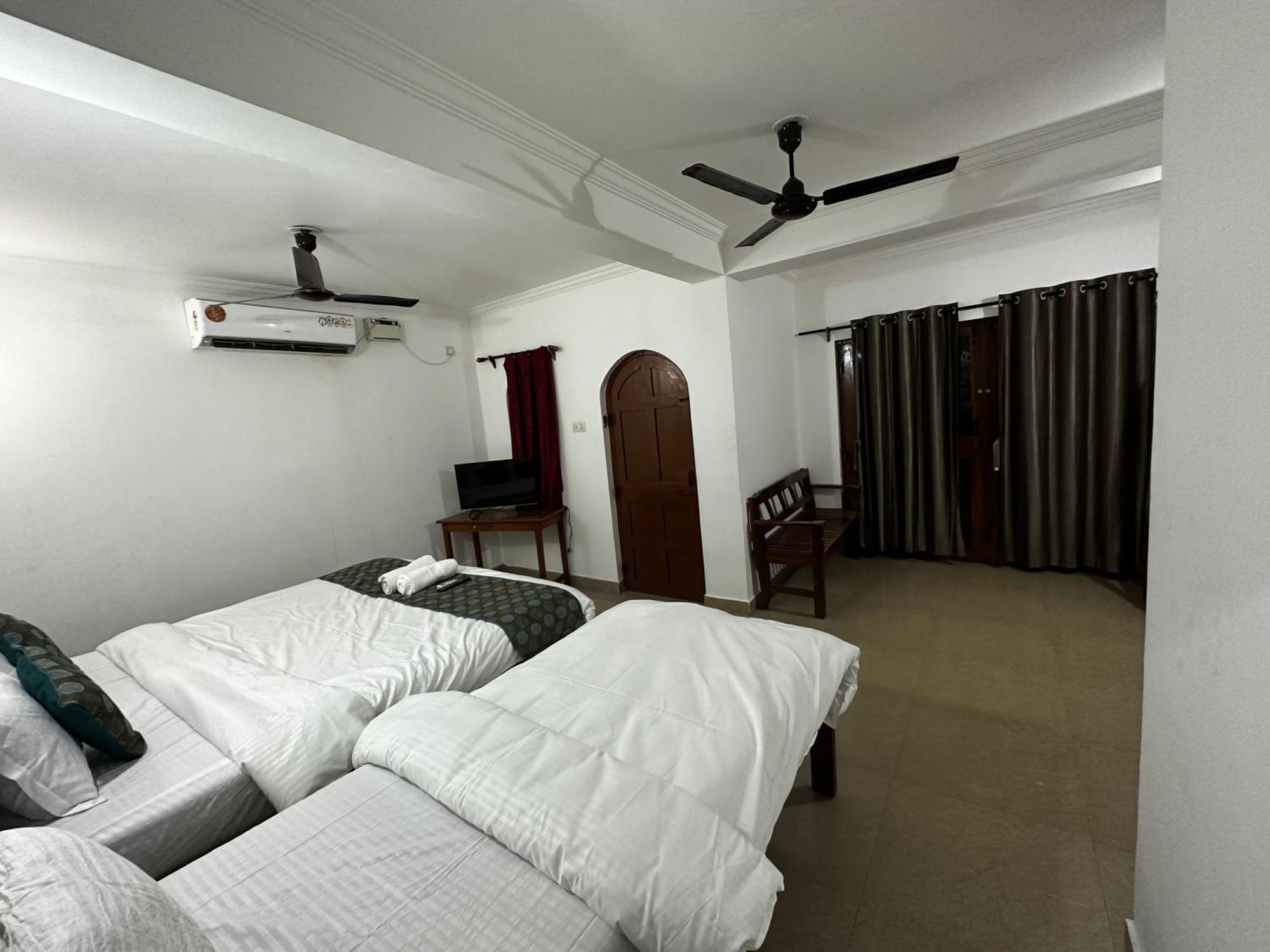 Baga Seafinity Hotel Exterior photo